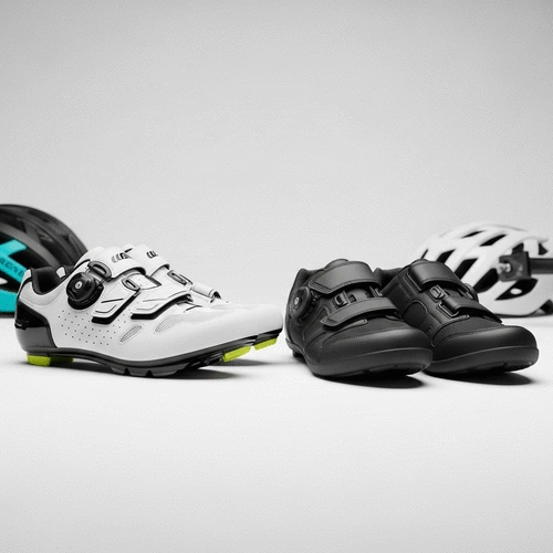 Essential Cycling Shoes Guide: How to Choose Clipless vs Flat Pedals for Beginners